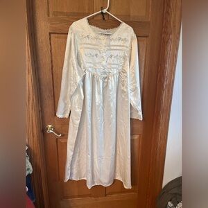 Delicates lace trim, embroidery romantic nightgown